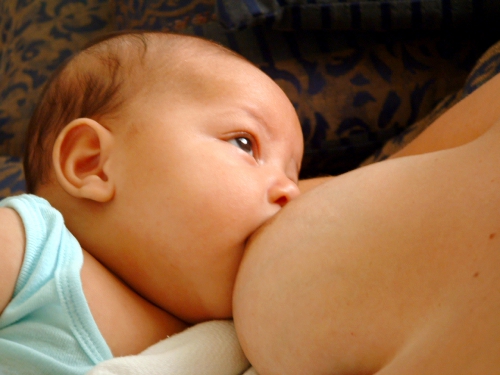 Nuevos beneficios de la lactancia materna: la prevención de la leucemia infantil