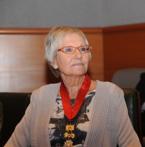Conxita Tarruella tras recibir la Venera de la enfermería en 2012