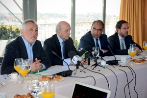 Víctor Aznar, Máximo González Jurado, Carlos Vázquez y Paco Corpas, en la presentación del análisis jurídico del RD de prescripción enfermera. Imagen: Ana Muñoz