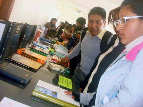 Enfermeras Para el Mundo y Fundación SEUR envían libros y manuales para los estudiantes de Enfermería de Bolivia