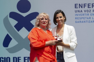 Las enfermeras cántabras entregan a Ana Pastor su IV Premio Candil y pide mejoras en la situación de la profesión