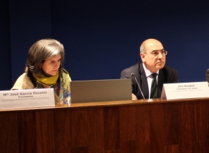 La presidenta del Colegio de Enfermería de Vizcaya, María José García Etxaniz, junto al consejero de Salud del Gobierno Vasco, Jon Darpón