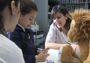 Enfermeras educadoras enseñan a los niños a convivir con la diabetes