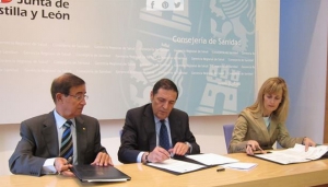 Alfredo Escaja, Antonio M. Sáez Aguado y Sivia Sáez Belloso, en el momento de la firma del acuerdo