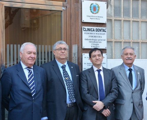 En la imagen, la Junta de Edad y representantes del Consejo General de Enfermería tras haberse impedido su acceso a la sede del Colegio de Enfermería de Murcia (maro 2017)