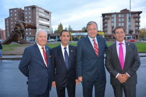 La enfermería leonesa homenajea a los profesionales de la provincia con una escultura llena de sentimiento